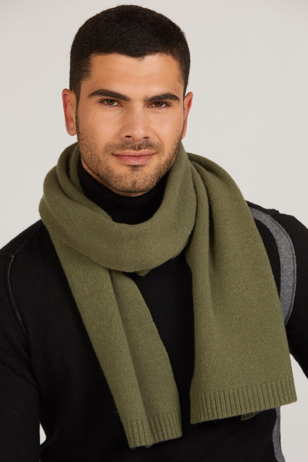 Szaliki, Model: Szalik-02, Kolor: oliwkowy, Skład materiału: 80% Wełna; 20% Poliamid, Przeznaczenie: Jesień/Zima, Wymiary(długość/szerokość): 160cm/25cm