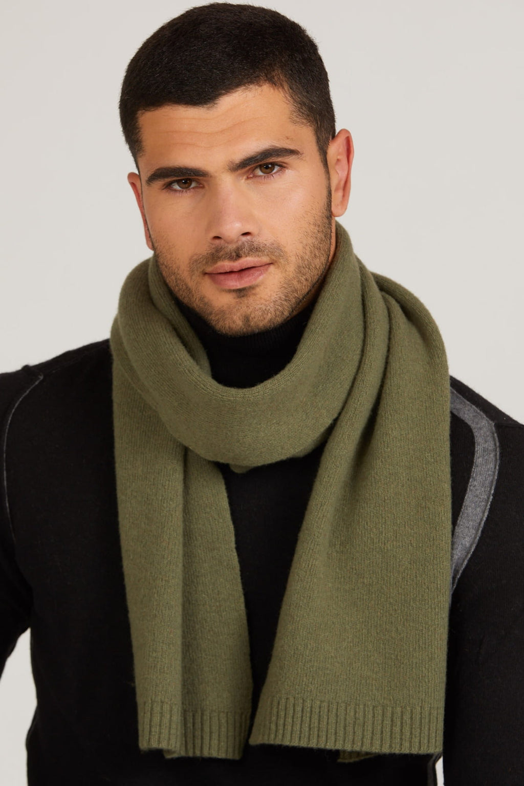 Szaliki, Model: Szalik-02, Kolor: oliwkowy, Skład materiału: 80% Wełna; 20% Poliamid, Przeznaczenie: Jesień/Zima, Wymiary(długość/szerokość): 160cm/25cm (Szaliki, zdjęcie 2)