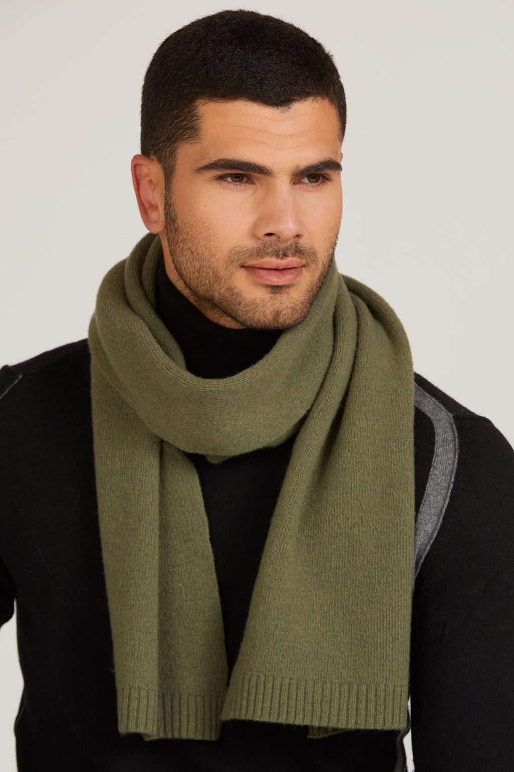 Szaliki, Model: Szalik-02, Kolor: oliwkowy, Skład materiału: 80% Wełna; 20% Poliamid, Przeznaczenie: Jesień/Zima, Wymiary(długość/szerokość): 160cm/25cm (Szaliki, zdjęcie 5)