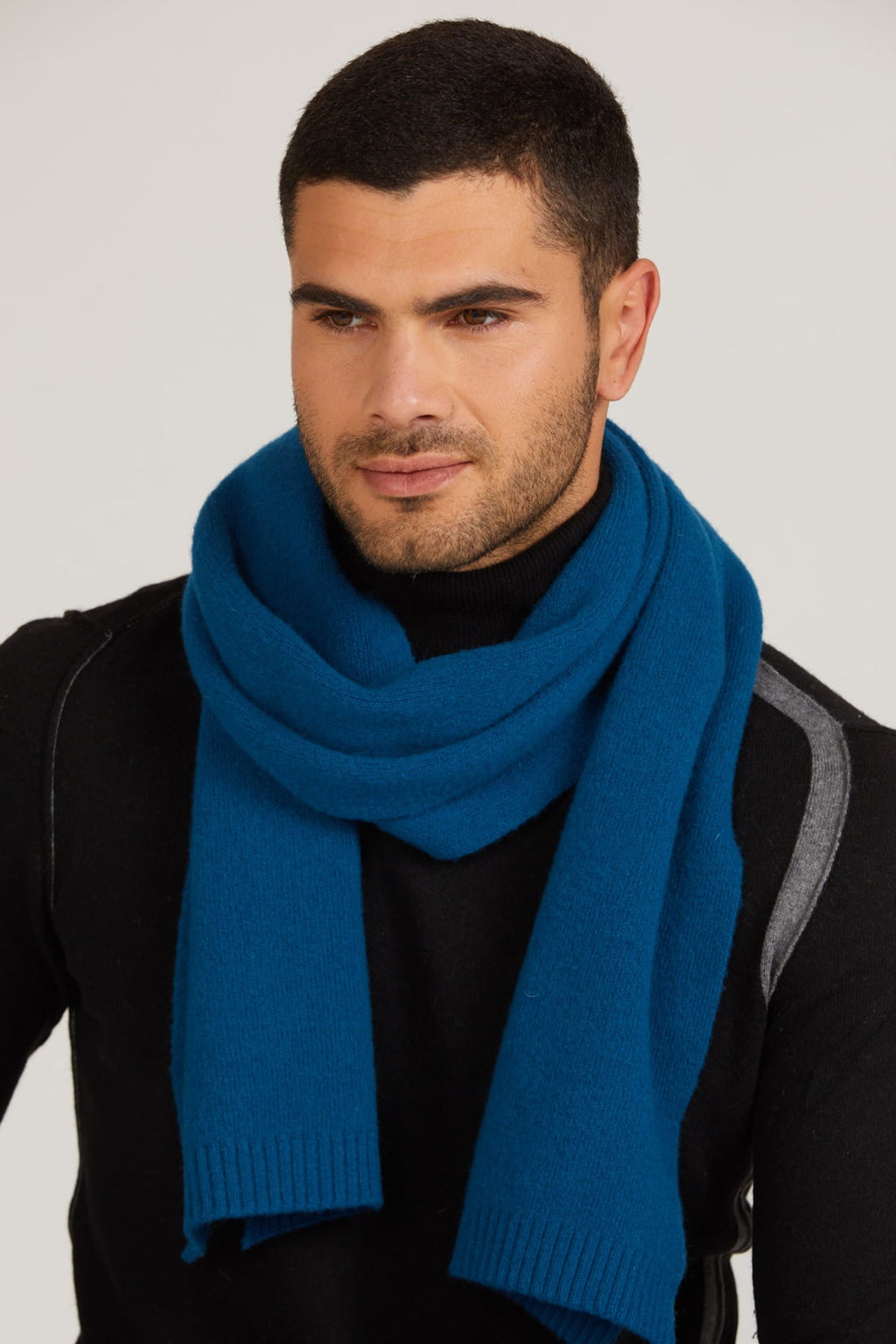 Szaliki, Model: Szalik-02, Kolor: turkusowy, Skład materiału: 80% Wełna; 20% Poliamid, Przeznaczenie: Jesień/Zima, Wymiary(długość/szerokość): 160cm/25cm (Szaliki, zdjęcie 4)