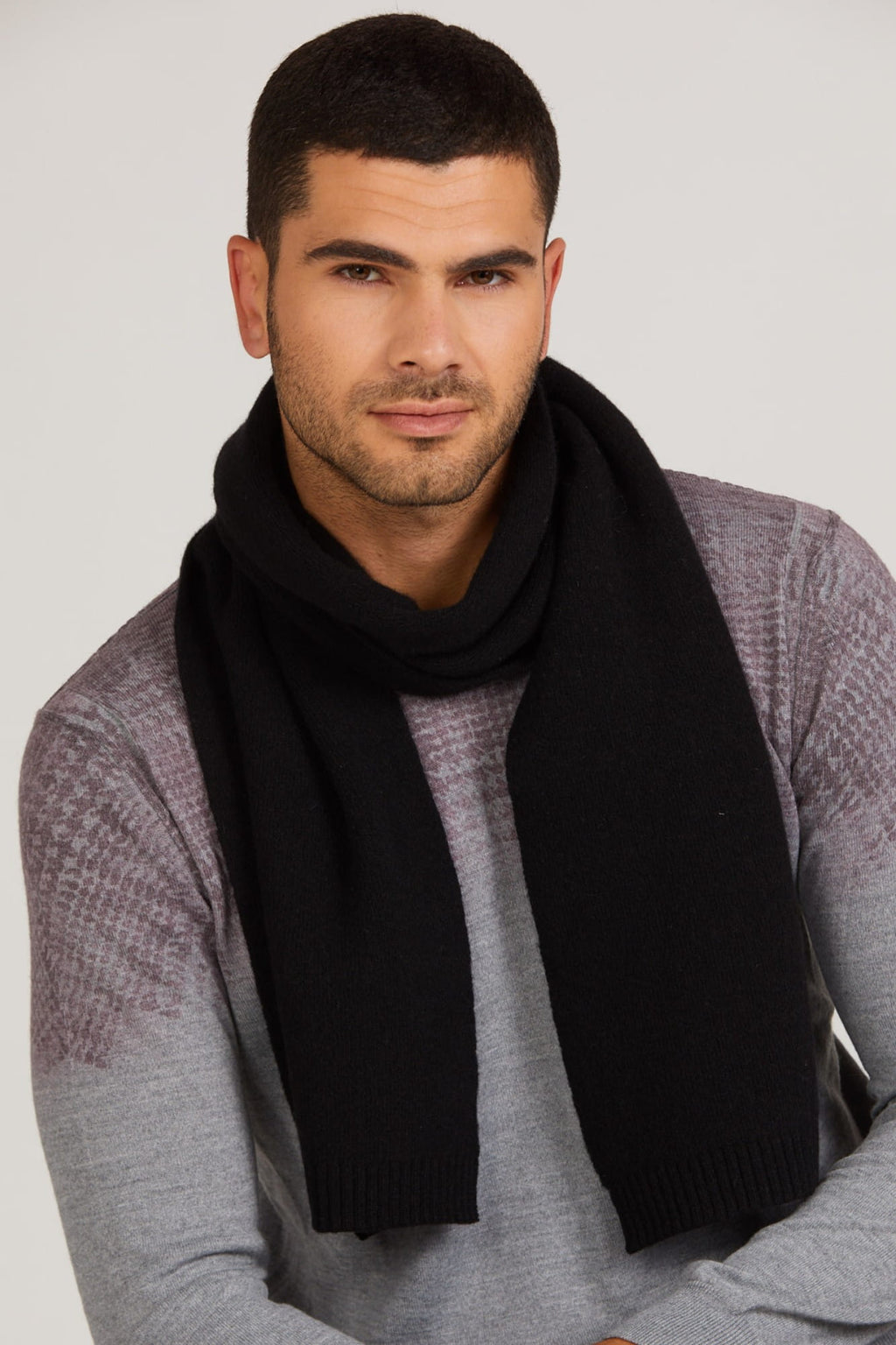 Szaliki, Model: Szalik-02, Kolor: czarny, Skład materiału: 80% Wełna; 20% Poliamid, Przeznaczenie: Jesień/Zima, Wymiary(długość/szerokość): 160cm/25cm (Szaliki, zdjęcie 2)