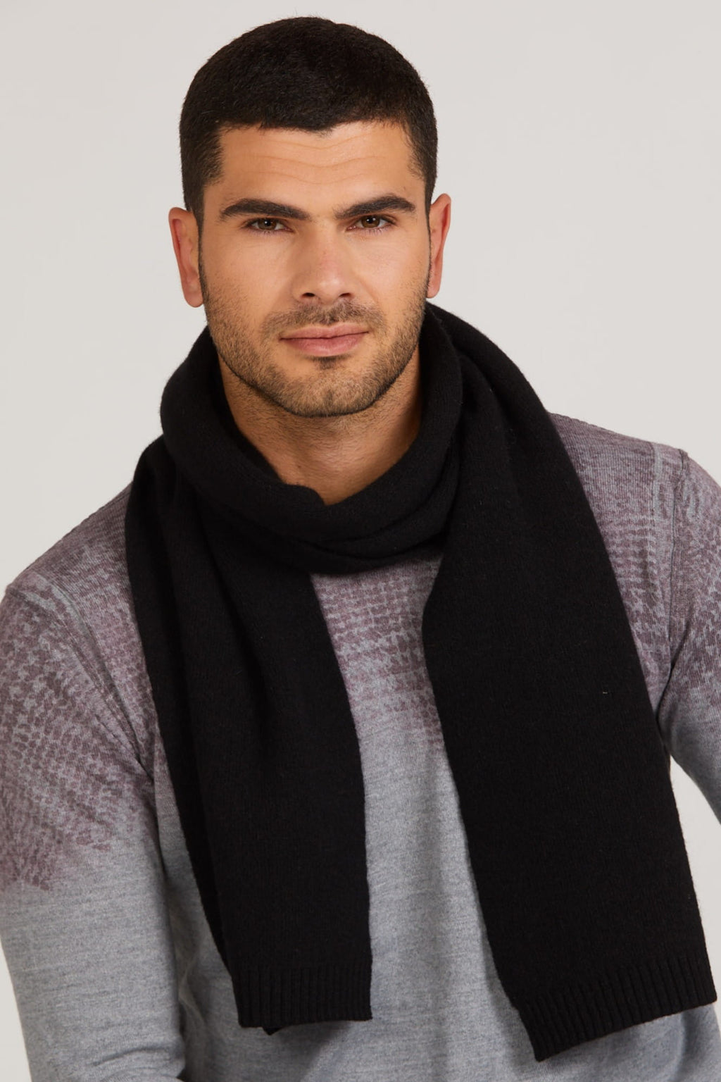 Szaliki, Model: Szalik-02, Kolor: czarny, Skład materiału: 80% Wełna; 20% Poliamid, Przeznaczenie: Jesień/Zima, Wymiary(długość/szerokość): 160cm/25cm