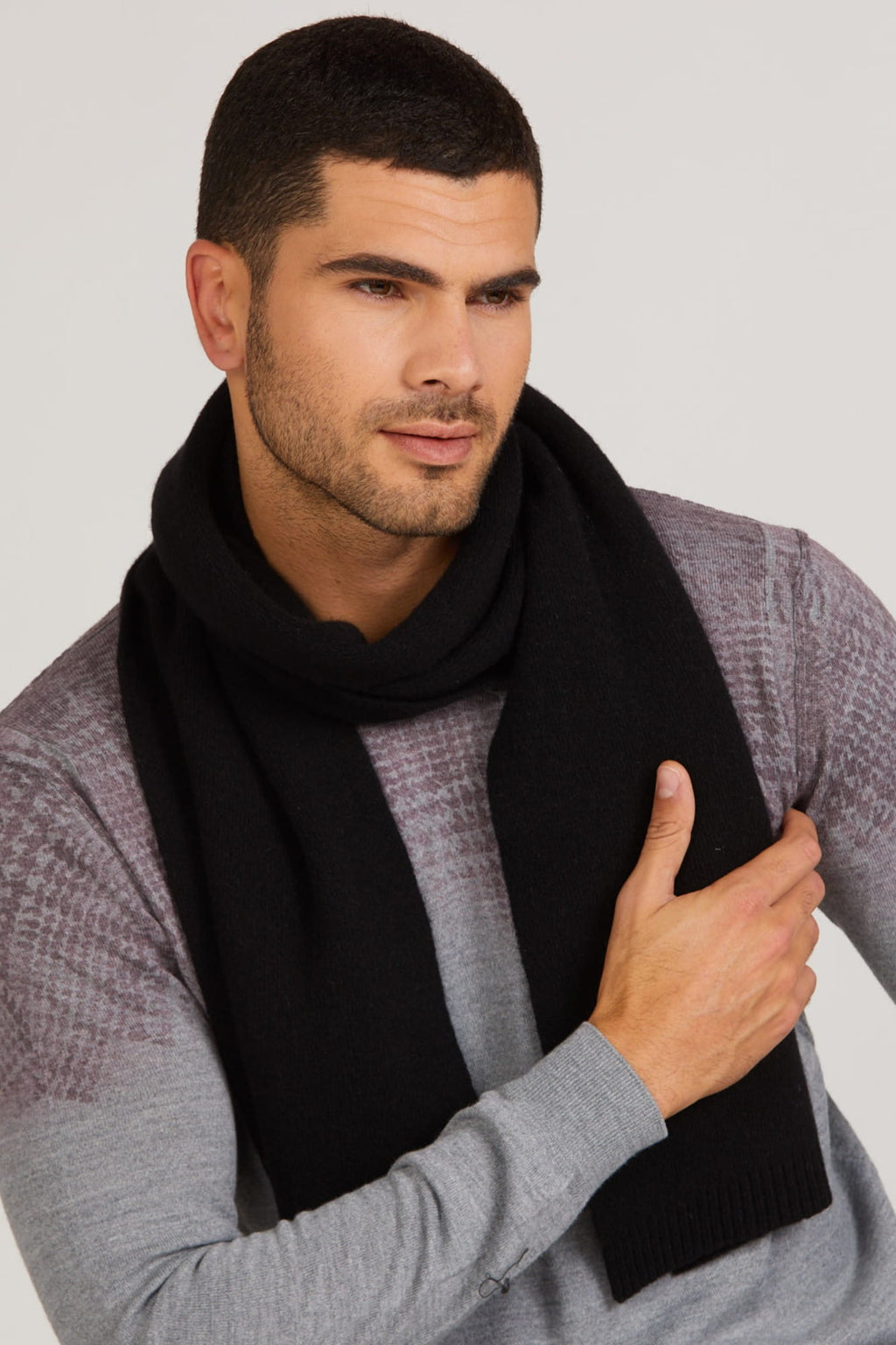 Szaliki, Model: Szalik-02, Kolor: czarny, Skład materiału: 80% Wełna; 20% Poliamid, Przeznaczenie: Jesień/Zima, Wymiary(długość/szerokość): 160cm/25cm (Szaliki, zdjęcie 4)