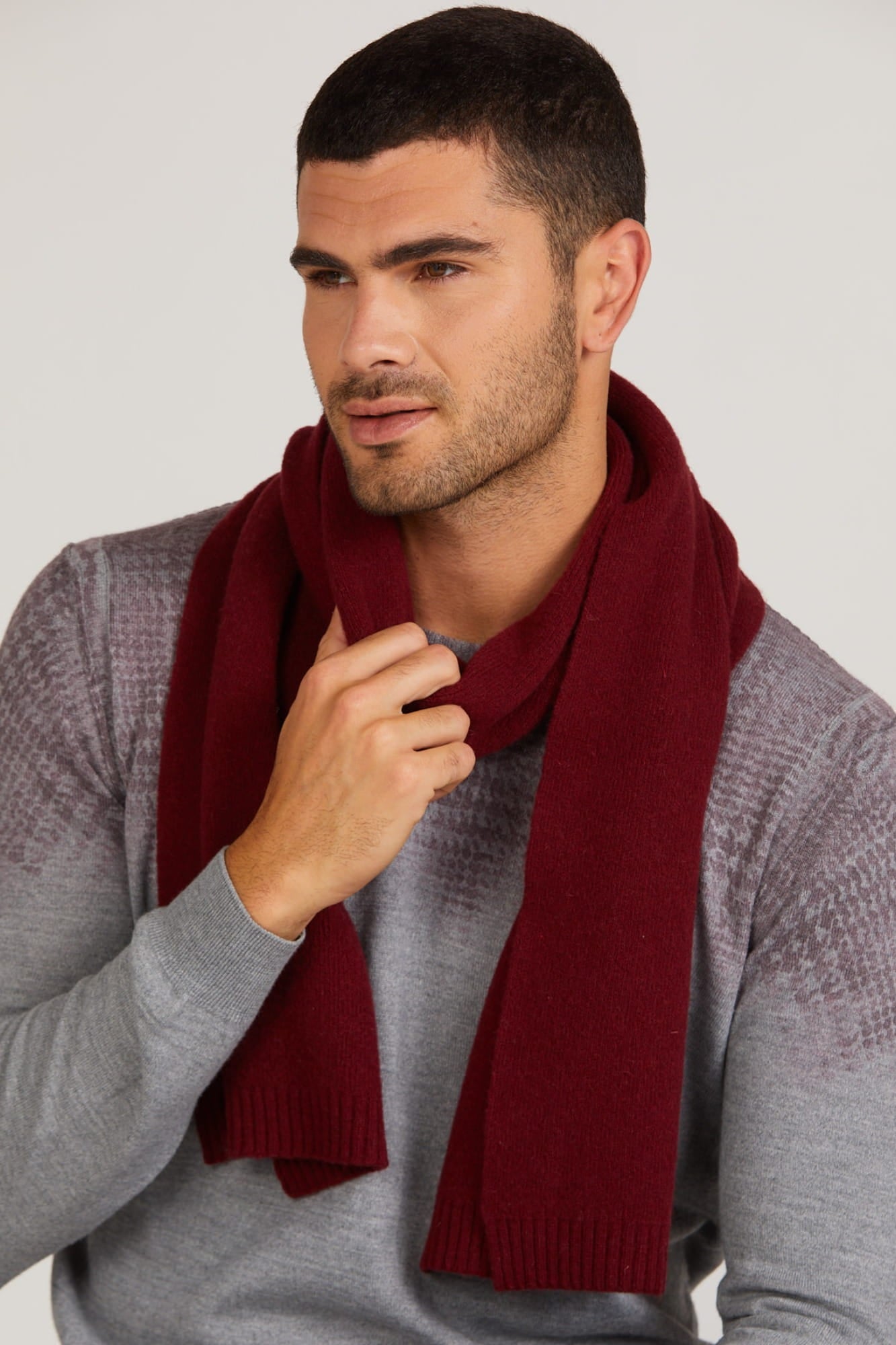 Szaliki, Model: Szalik-02, Kolor: bordowy, Skład materiału: 80% Wełna; 20% Poliamid, Przeznaczenie: Jesień/Zima, Wymiary(długość/szerokość): 160cm/25cm (Szaliki, zdjęcie 2)