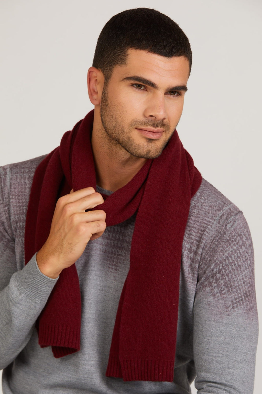 Szaliki, Model: Szalik-02, Kolor: bordowy, Skład materiału: 80% Wełna; 20% Poliamid, Przeznaczenie: Jesień/Zima, Wymiary(długość/szerokość): 160cm/25cm (Szaliki, zdjęcie 3)