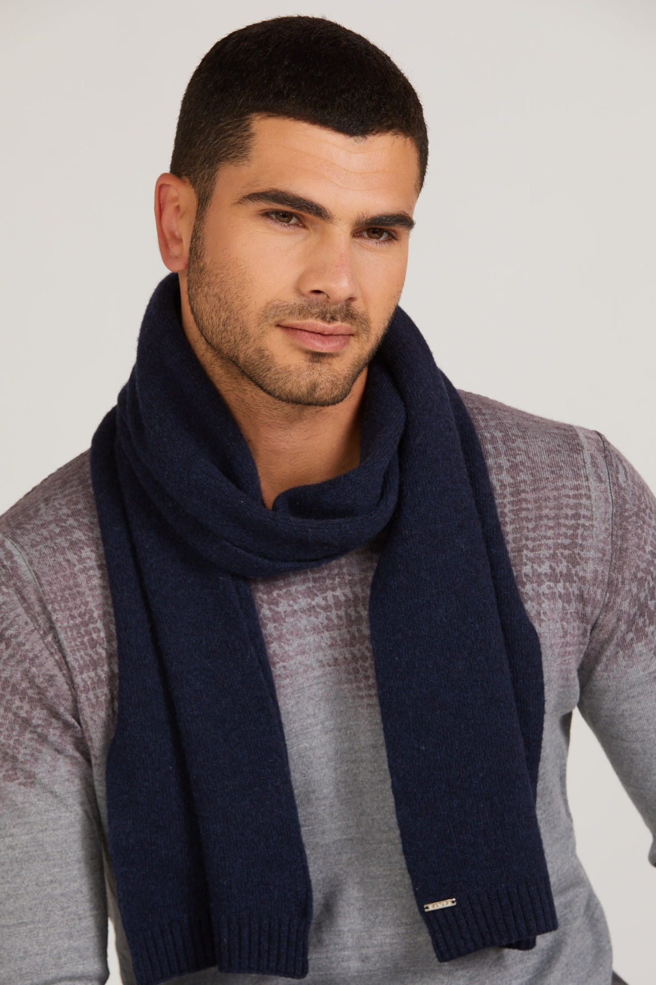 Szaliki, Model: Szalik-02, Kolor: granatowy, Skład materiału: 80% Wełna; 20% Poliamid, Przeznaczenie: Jesień/Zima, Wymiary(długość/szerokość): 160cm/25cm (Szaliki, zdjęcie 2)