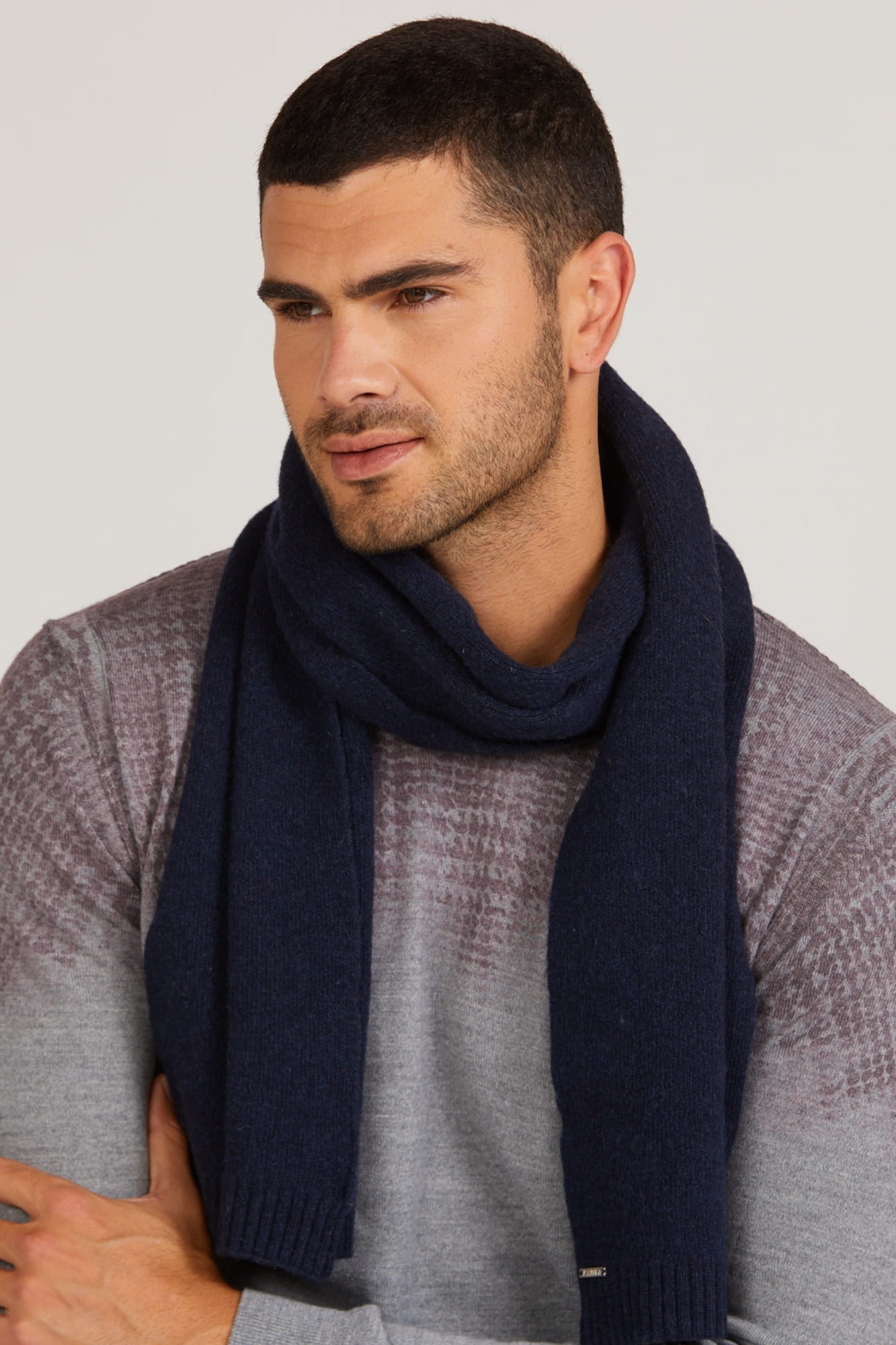 Szaliki, Model: Szalik-02, Kolor: granatowy, Skład materiału: 80% Wełna; 20% Poliamid, Przeznaczenie: Jesień/Zima, Wymiary(długość/szerokość): 160cm/25cm (Szaliki, zdjęcie 3)