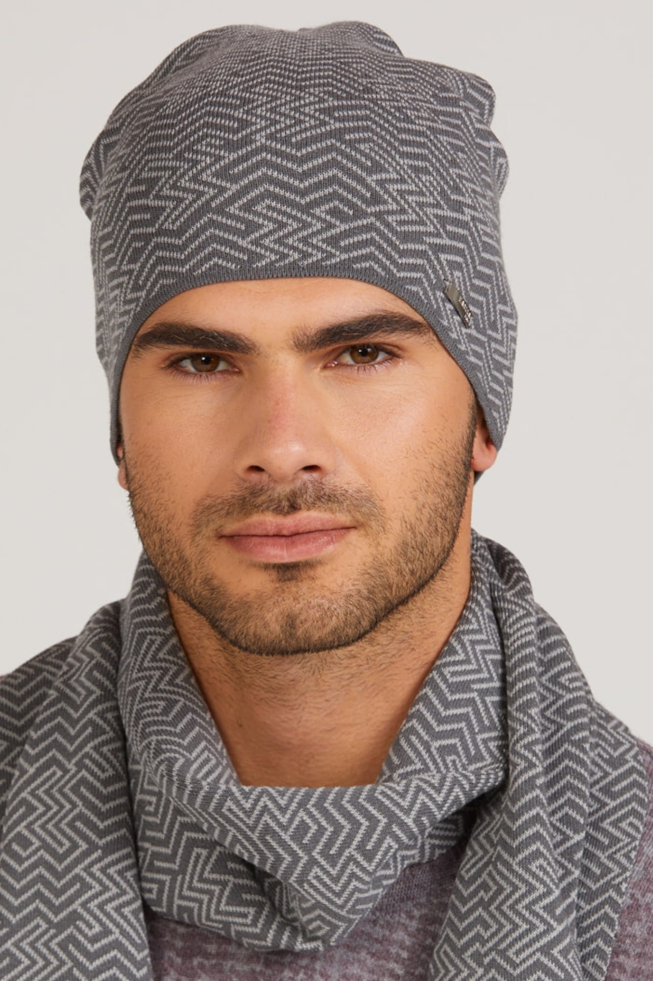 Czapka Męska, Model: Rufino, Kolor: grafitowy, Skład materiału: 97% Wiskoza; 3% Elastan, Przeznaczenie: Jesień/Zima, Rozmiar: Uniwersalny (54-62) (Czapka Męska, zdjęcie 3)