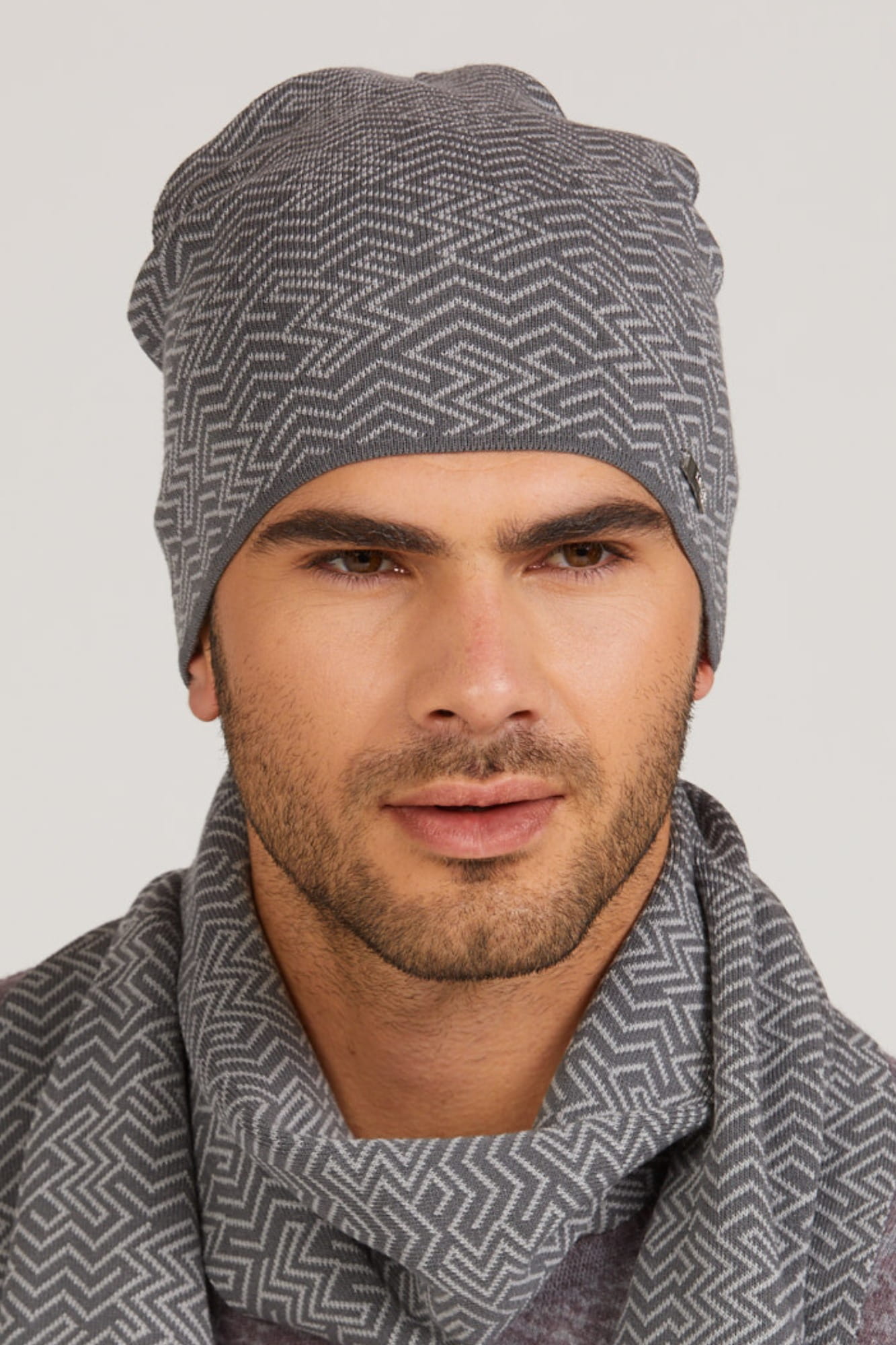 Czapka Męska, Model: Rufino, Kolor: grafitowy, Skład materiału: 97% Wiskoza; 3% Elastan, Przeznaczenie: Jesień/Zima, Rozmiar: Uniwersalny (54-62) (Czapka Męska, zdjęcie 4)