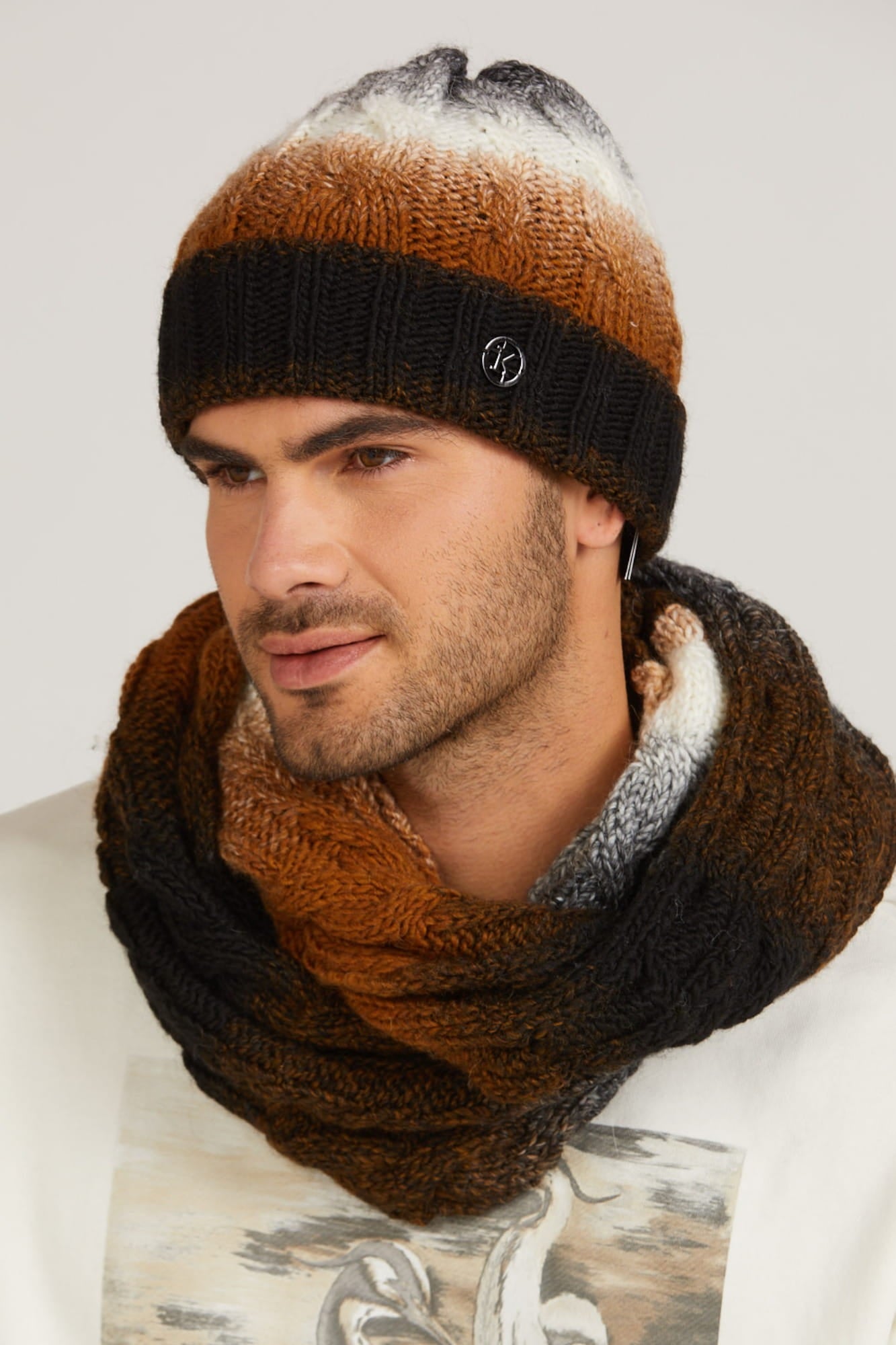 Detal czapki męskiej ROSARIO, ukazujący staranne sploty i cieniowaną kolorystykę | KAMEA | Spironik.pl