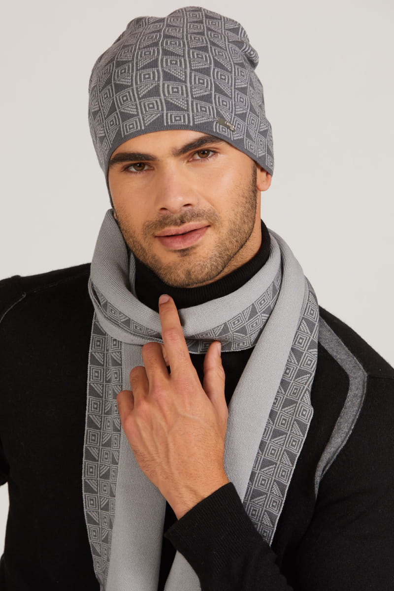 Detal czapki męskiej Rafael, ukazujący elastyczny materiał i ciekawy wzór w kolorze grafitowym | KAMEA | Spironik.pl