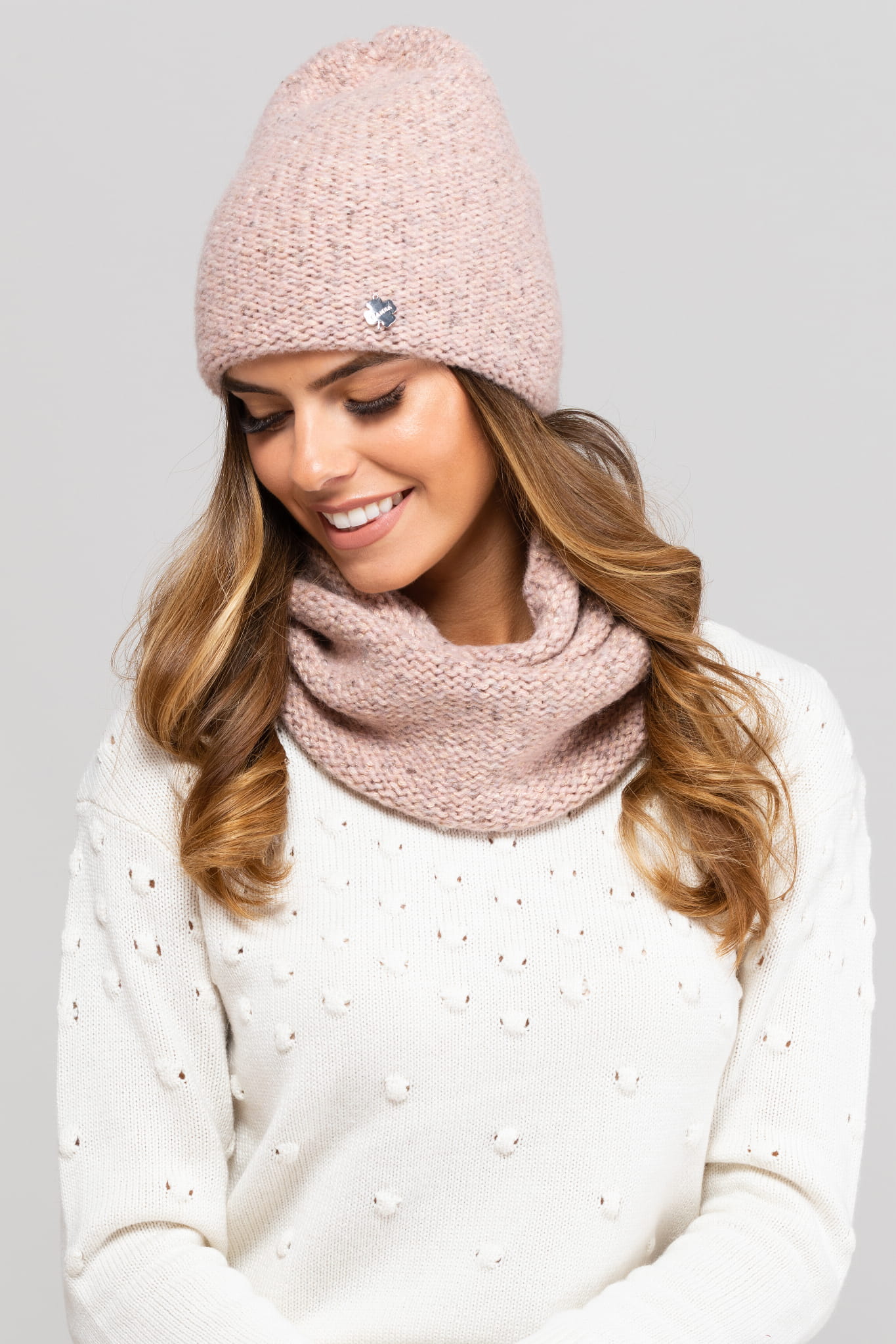 Čepice, Model: Badalona, Barva: růžová, Složení materiálu: 41% Bavlna; 27% Poliakryl; 12% Vlna; 11% Polyamid; 5% Polyester; 4% Lurex, Určení: Podzim/Zima, Velikost: Univerzální (54-60) (Čepice, fotografie 2)