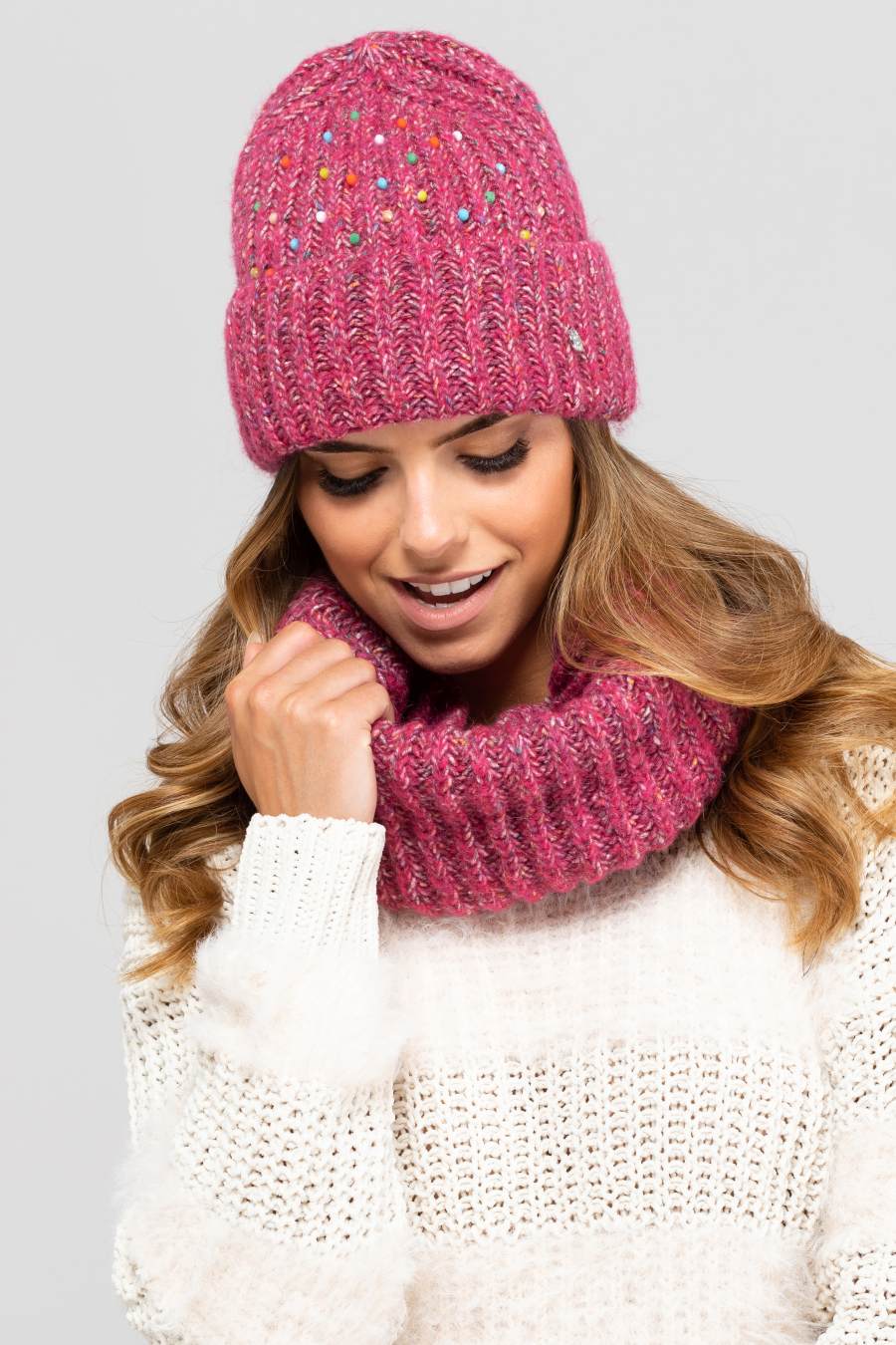 Czapka Damska, Model: Gijon, Kolor: malinowy, Skład materiału: 26% Poliakryl; 24% Wełna; 16% Poliamid; 15% Poliester; 9%  Bawełna; 7% Jedwab; 3% Wiskoza, Rozmiar: Uniwersalny (54-60) (Czapka Damska, zdjęcie 2)