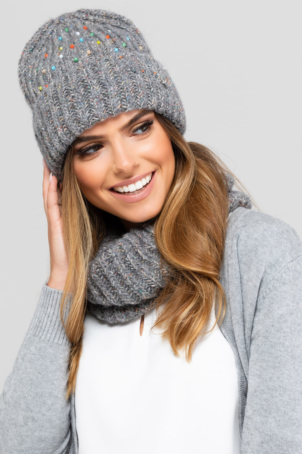 Čepice, Model: Gijon, Barva: šedá, Složení materiálu: 26% Poliakryl; 24% Vlna; 16% Polyamid; 15% Polyester; 9% Bavlna; 7% Hedvábí; 3% Viskóza, Velikost: Univerzální (54-60) (Čepice, fotografie 2)