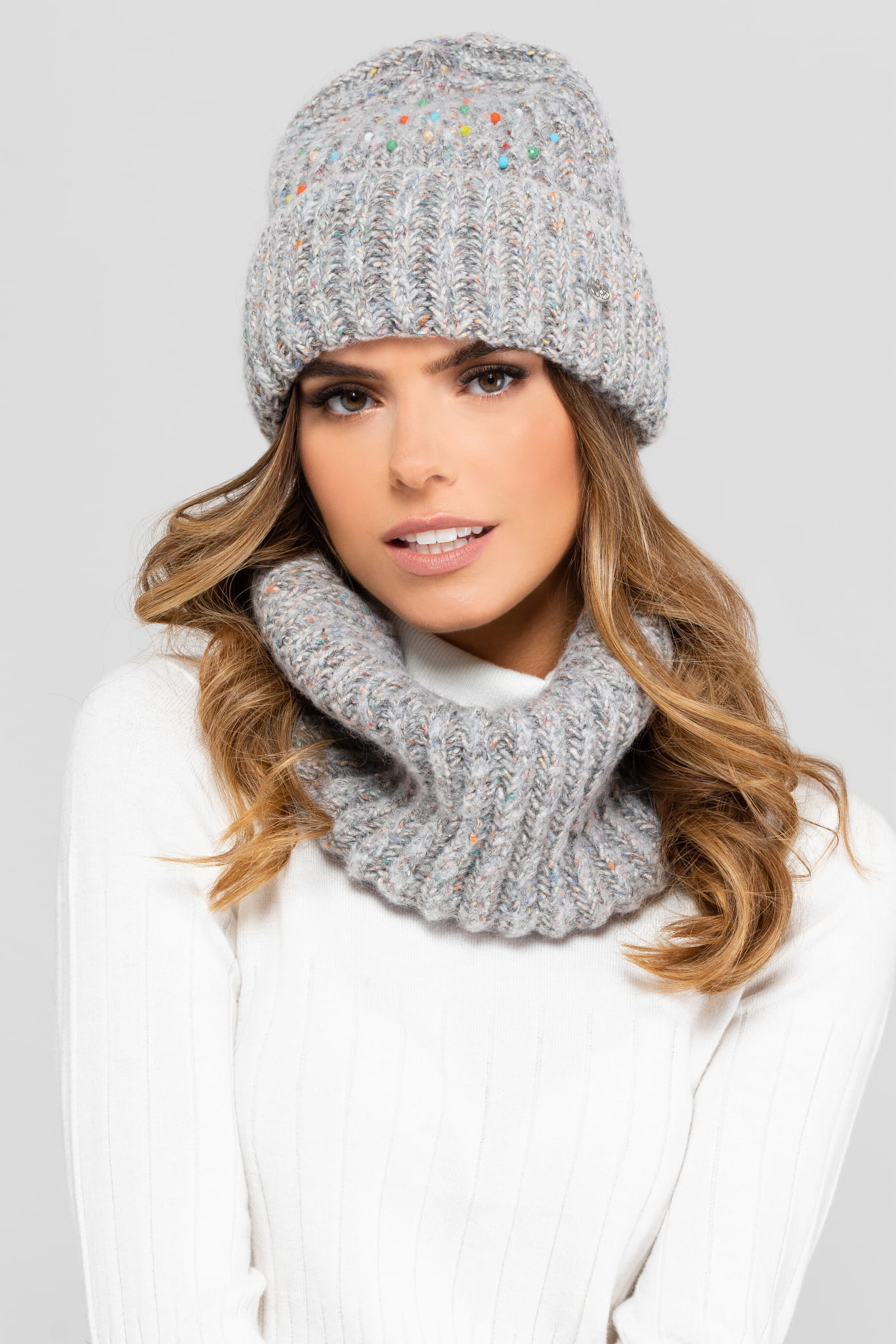 Czapka Damska, Model: Gijon, Kolor: jasny szary, Skład materiału: 26% Poliakryl; 24% Wełna; 16% Poliamid; 15% Poliester; 9%  Bawełna; 7% Jedwab; 3% Wiskoza, Rozmiar: Uniwersalny (54-60) (Czapka Damska, zdjęcie 2)