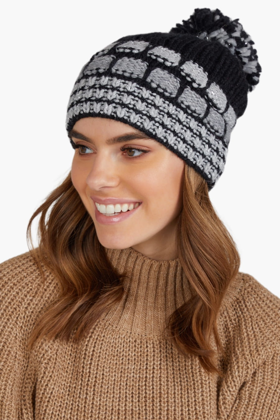 Detal czapki AMANDA z wełny, akrylu, alpaki i moheru, prezentujący oryginalne sploty i połyskującą nitkę | KAMEA | Spironik.pl