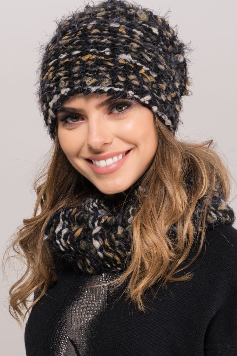 Komplet (Czapka+ Komin), Model: Carini-Komplet ( Czapka+ Komin), Kolor: czarny, Skład materiału: 50% Wełna; 35% Poliamid; 15% Poliester; Podszewka: 100% Poliester, Przeznaczenie: Jesień/Zima, Rozmiar: Uniwersalny (54-60) (Komplet (Czapka+ Komin), zdjęcie 2)