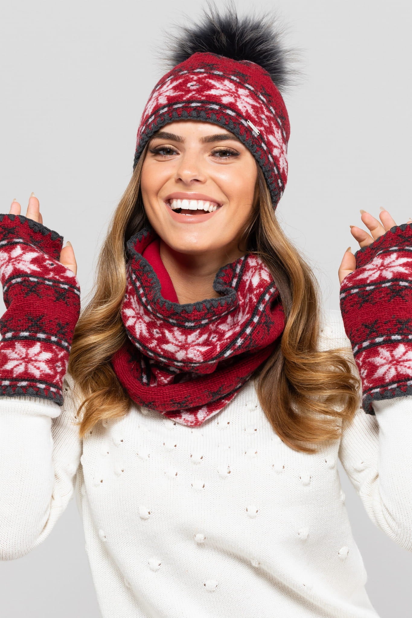 Komplet (Czapka + Komin), Model: Annapolis Komplet ( Czapka+ Komin), Kolor: czerwony, Skład materiału: 52% Wełna; 25% Poliester; 23% Akryl, Przeznaczenie: Jesień/Zima, Wymiary(długość/szerokość): 35cm/36cm (Komplet (Czapka + Komin), zdjęcie 3)