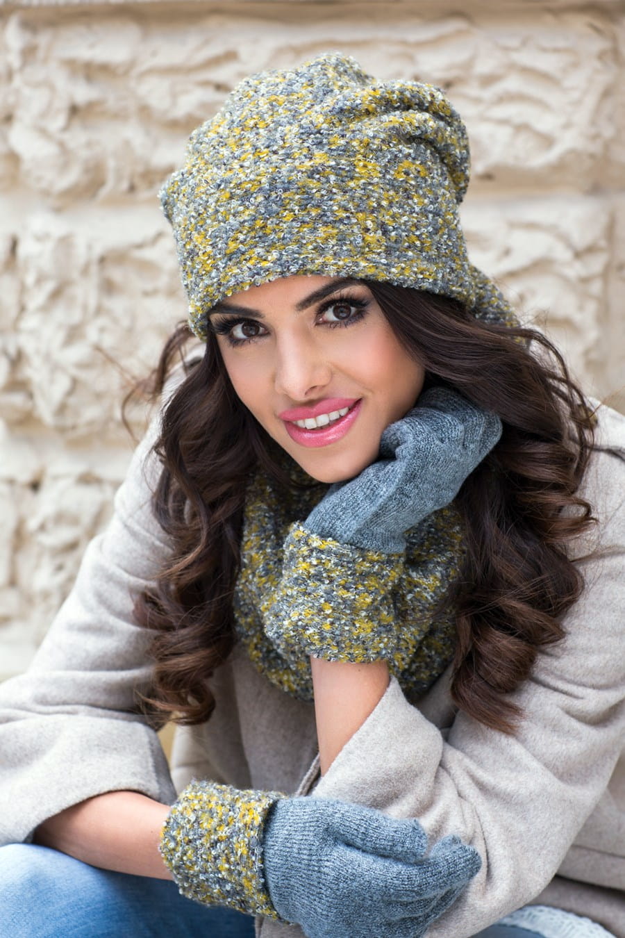 Komplet (Czapka+ Komin), Model: Lidia Komplet ( Czapka+ Komin), Kolor: musztardowy, Skład materiału: 68% Akryl; 17% Wełna; 15% Poliester; Podszewka; 100% Poliester, Rozmiar: Uniwersalny (54-60) (Komplet (Czapka+ Komin), zdjęcie 3)