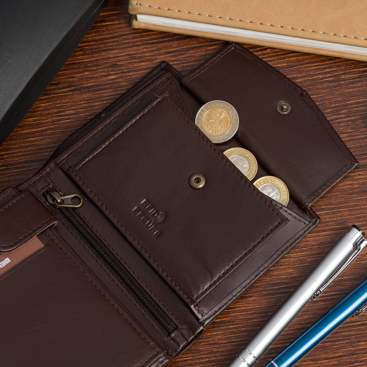 Ciemnobrązowy portfel męski Bellugio z tłoczeniem genuine leather i praktycznym zamknięciem zatrzaskowym | Spironik.pl