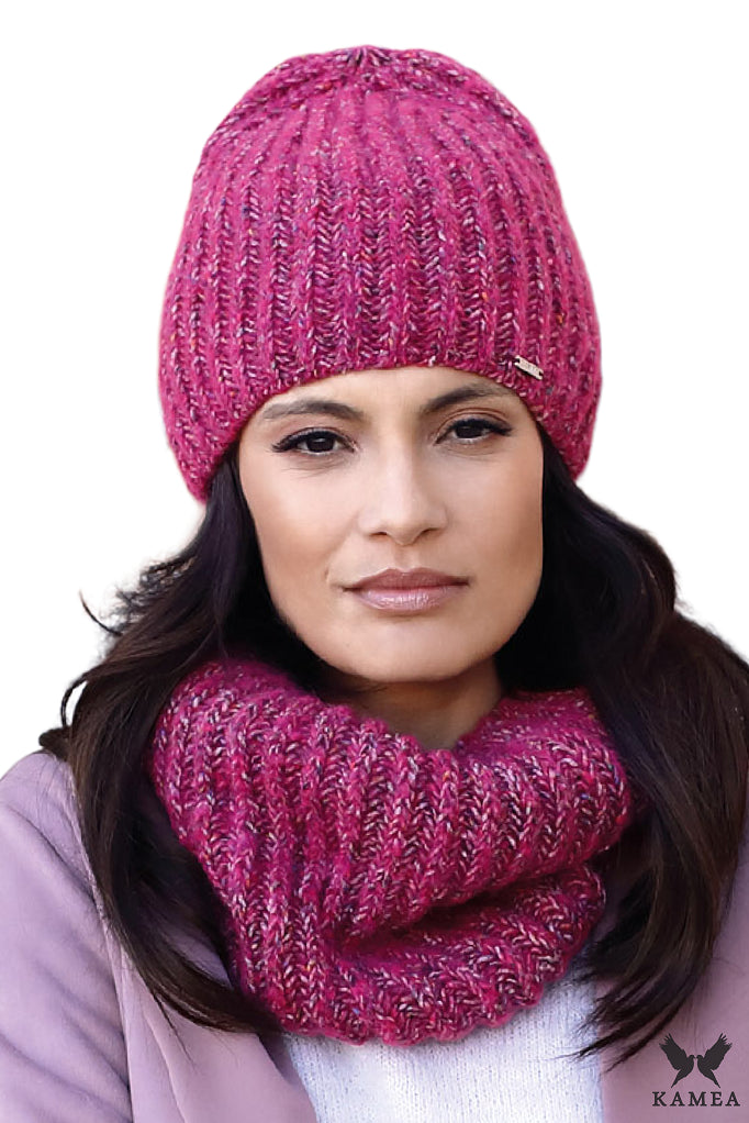 Czapki, Model: Alicante, Kolor: malinowy, Skład materiału: 26% Poliakryl; 24% Wełna; 16% Poliamid; 15% Poliester; 9%  Bawełna; 7% Jedwab; 3% Wiskoza, Przeznaczenie: Jesień/Zima, Rozmiar: Uniwersalny (54-60)