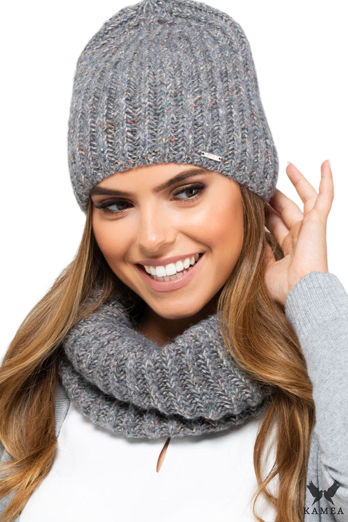 Czapka Damska, Model: Alicante, Kolor: szary, Skład materiału: 26% Poliakryl; 24% Wełna; 16% Poliamid; 15% Poliester; 9%  Bawełna; 7% Jedwab; 3% Wiskoza, Przeznaczenie: Jesień/Zima, Rozmiar: Uniwersalny (54-60)
