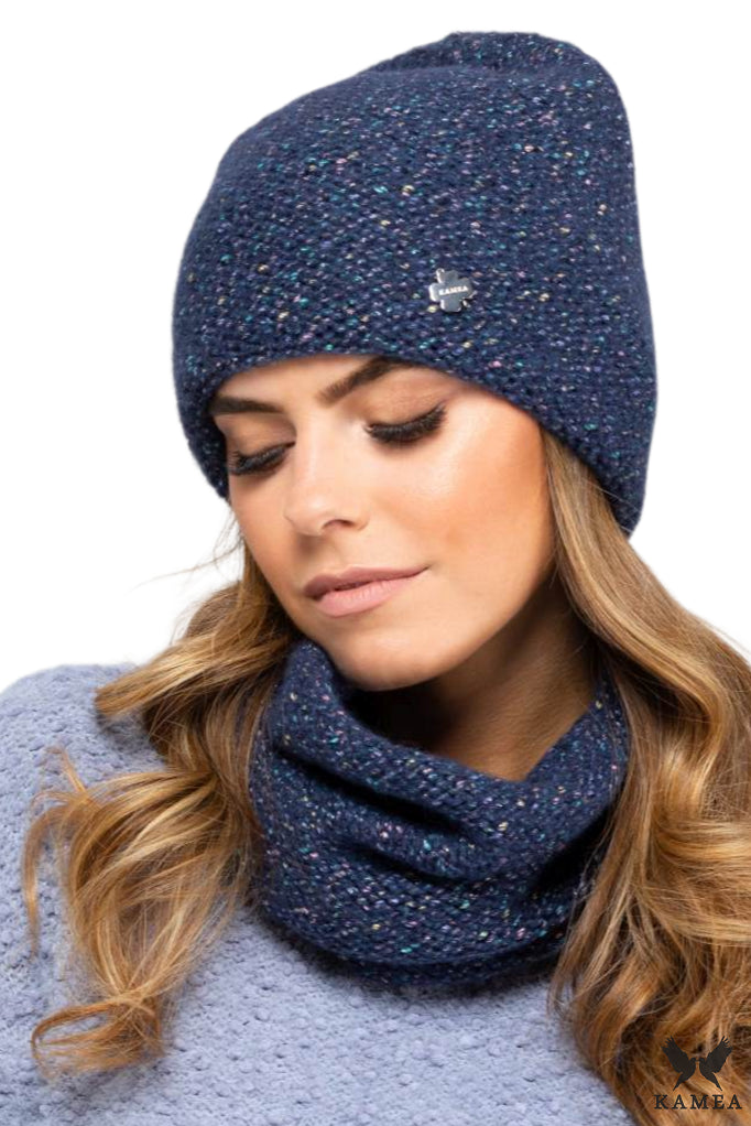 Czapki, Model: Badalona, Kolor: granatowy, Skład materiału: 41% Bawełna; 27% Poliakryl; 12% Wełna; 11% Poliamid; 5%  Poliester; 4% Lurex, Przeznaczenie: Jesień/Zima, Rozmiar: Uniwersalny (54-60)