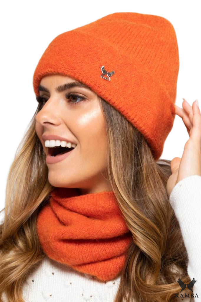 Czapki, Model: Kalifornia, Kolor: orange, Skład materiału: 45% Poliamid; 15% Merynos Wełna; 14% Poliester; 12% Kid Moher; 12% Wiskoza; 2% Elastan, Przeznaczenie: Jesień/Zima, Rozmiar: Uniwersalny (54-60)