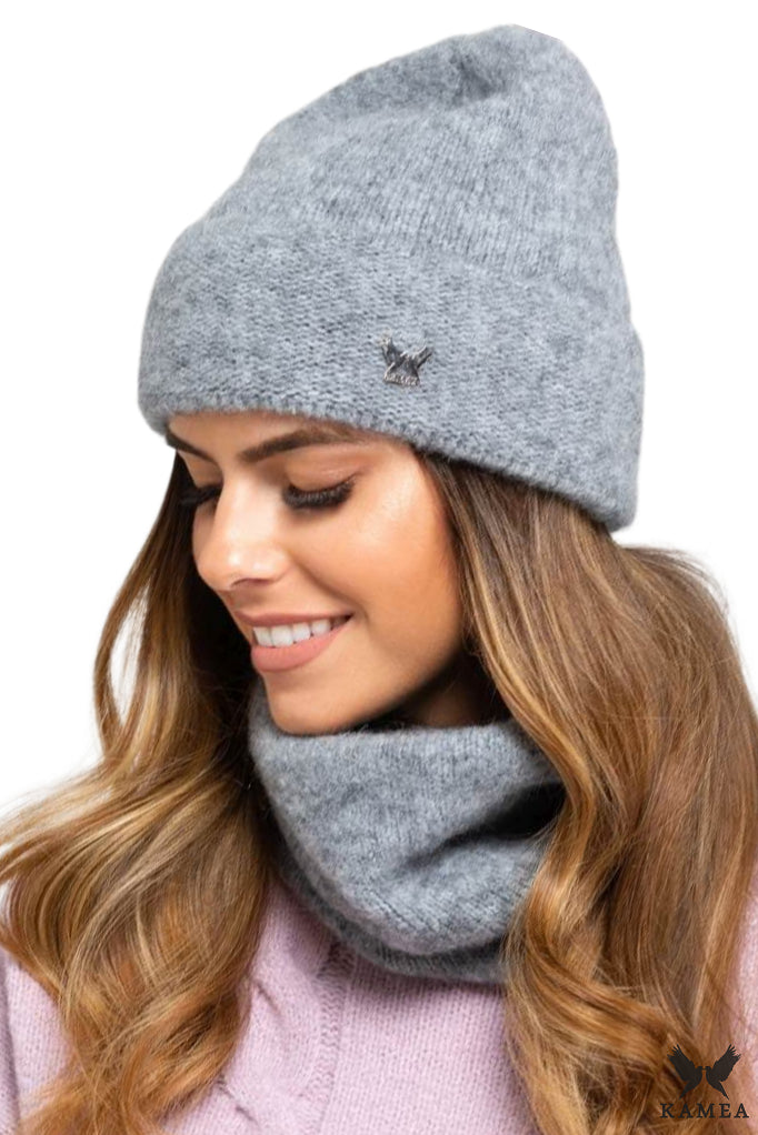 Czapki, Model: Kalifornia, Kolor: szary, Skład materiału: 45% Poliamid; 15% Merynos Wełna; 14% Poliester; 12% Kid Moher; 12% Wiskoza; 2% Elastan, Przeznaczenie: Jesień/Zima, Rozmiar: Uniwersalny (54-60)