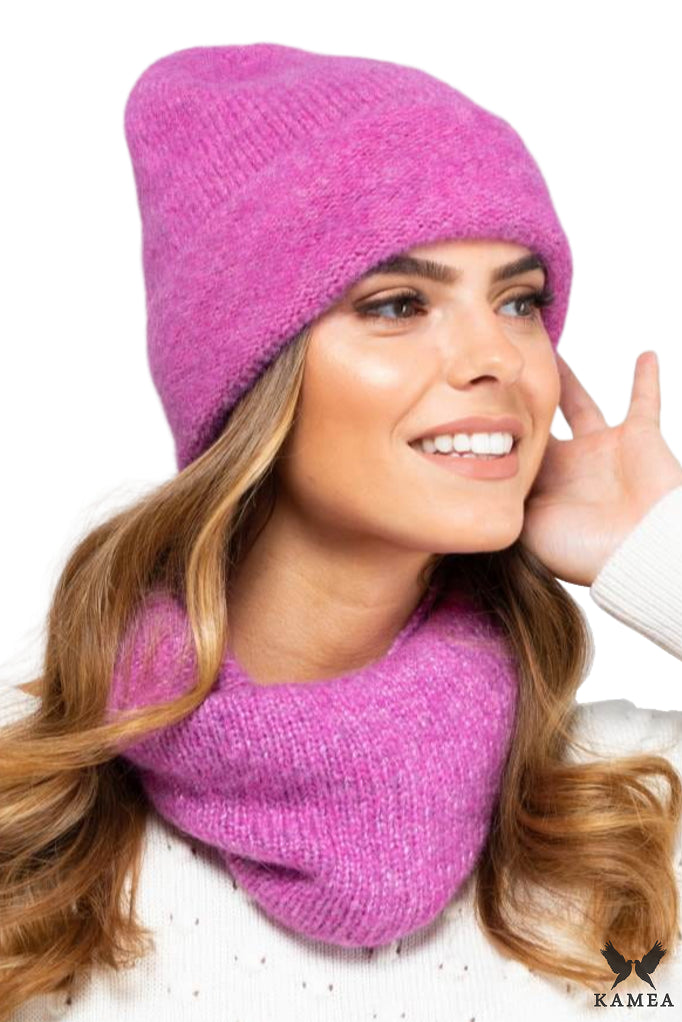 Czapki, Model: Kalifornia, Kolor: różowy, Skład materiału: 45% Poliamid; 15% Merynos Wełna; 14% Poliester; 12% Kid Moher; 12% Wiskoza; 2% Elastan, Przeznaczenie: Jesień/Zima, Rozmiar: Uniwersalny (54-60)