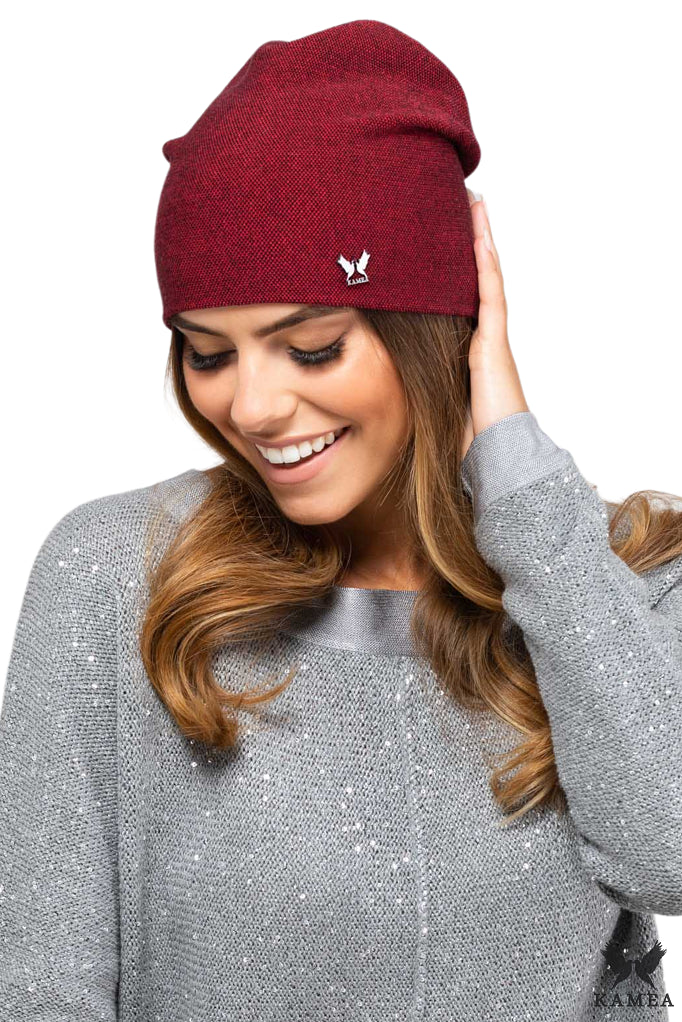 Czapka Damska, Model: Maine, Kolor: czerwony, Skład materiału: 97% Wiskoza; 3% Elastan, Rozmiar: Uniwersalny (54-60)