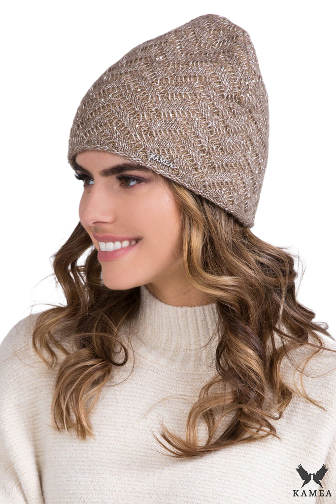 Czapka Damska, Model: Wenus, Kolor: ciemny beżowy, Skład materiału: 30% Wełna; 20% Poliester; 20%Poliakryl; 15% Moher; 15% Poliamid, Rozmiar: Uniwersalny (54-60)