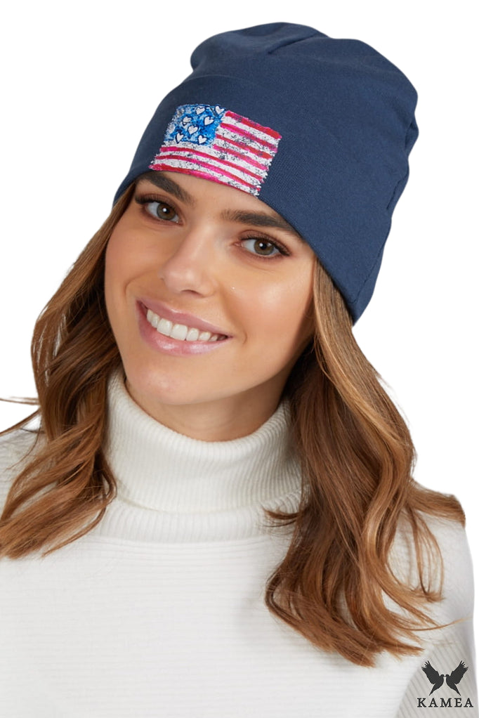 Czapka Damska, Model: Lucy-Flaga, Kolor: jeansowy, Skład materiału: 97% Bawełna; 3% Elastan, Rozmiar: Uniwersalny (54-60)