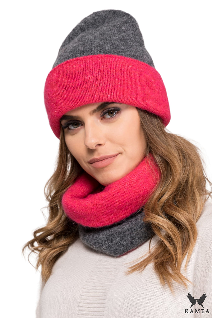 Czapka Damska, Model: Bilbao, Kolor: malinowy, Skład materiału: 45% Poliamid; 15% Merynos Wełna; 14% Poliester; 12% Kid Moher; 12% Wiskoza; 2% Elastan, Przeznaczenie: Jesień/Zima, Rozmiar: Uniwersalny (54-60)