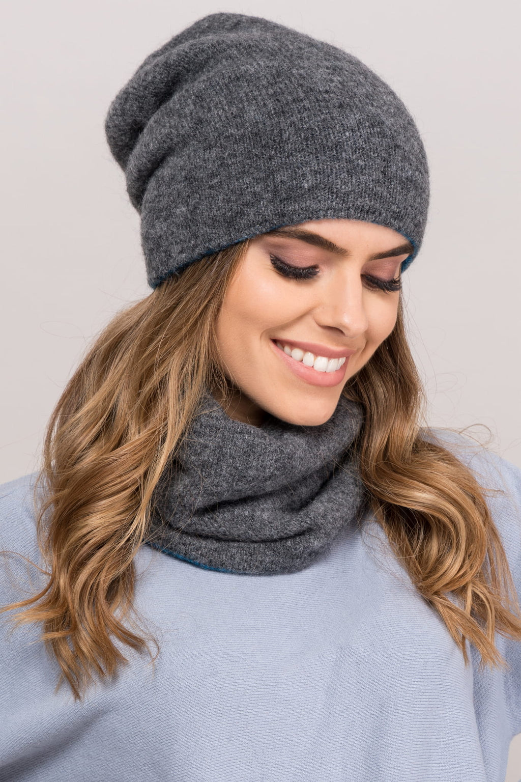 Czapka Damska, Model: Bilbao, Kolor: malinowy, Skład materiału: 45% Poliamid; 15% Merynos Wełna; 14% Poliester; 12% Kid Moher; 12% Wiskoza; 2% Elastan, Przeznaczenie: Jesień/Zima, Rozmiar: Uniwersalny (54-60) (Czapka Damska, zdjęcie 5)