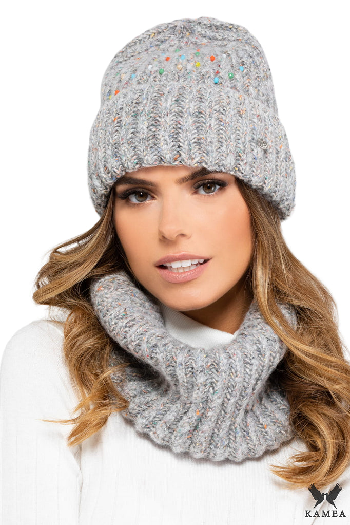 Czapka Damska, Model: Gijon, Kolor: jasny szary, Skład materiału: 26% Poliakryl; 24% Wełna; 16% Poliamid; 15% Poliester; 9%  Bawełna; 7% Jedwab; 3% Wiskoza, Rozmiar: Uniwersalny (54-60)