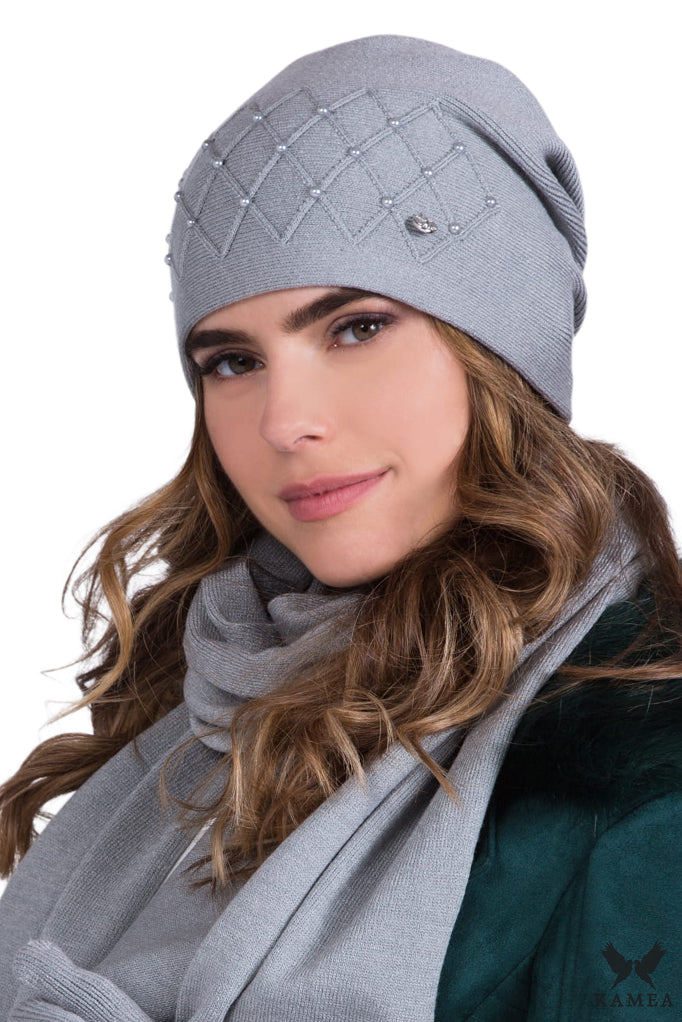 Czapka Damska, Model: Rena, Kolor: szary, Skład materiału: 40% Akryl; 25% Wiskoza; 20% Wełna; 15% Elastan, Rozmiar: Uniwersalny (54-60)