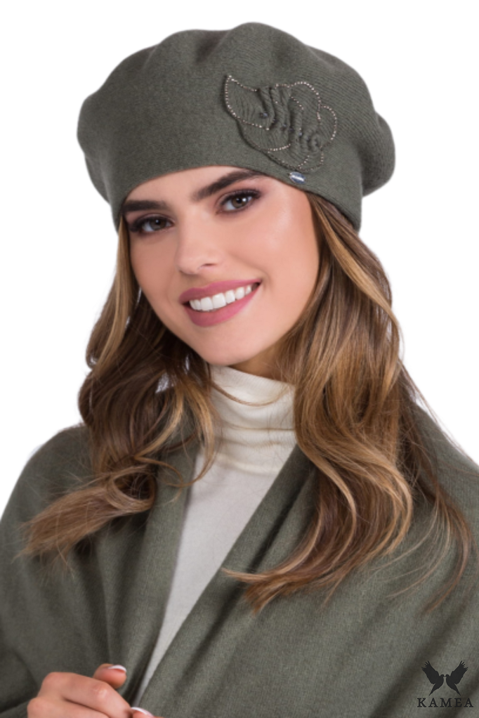 Detal beretu Justa z bliska, ukazujący koralikowe zdobienia i wysoką nóżkę, wykonany w Polsce | KAMEA | Spironik.pl