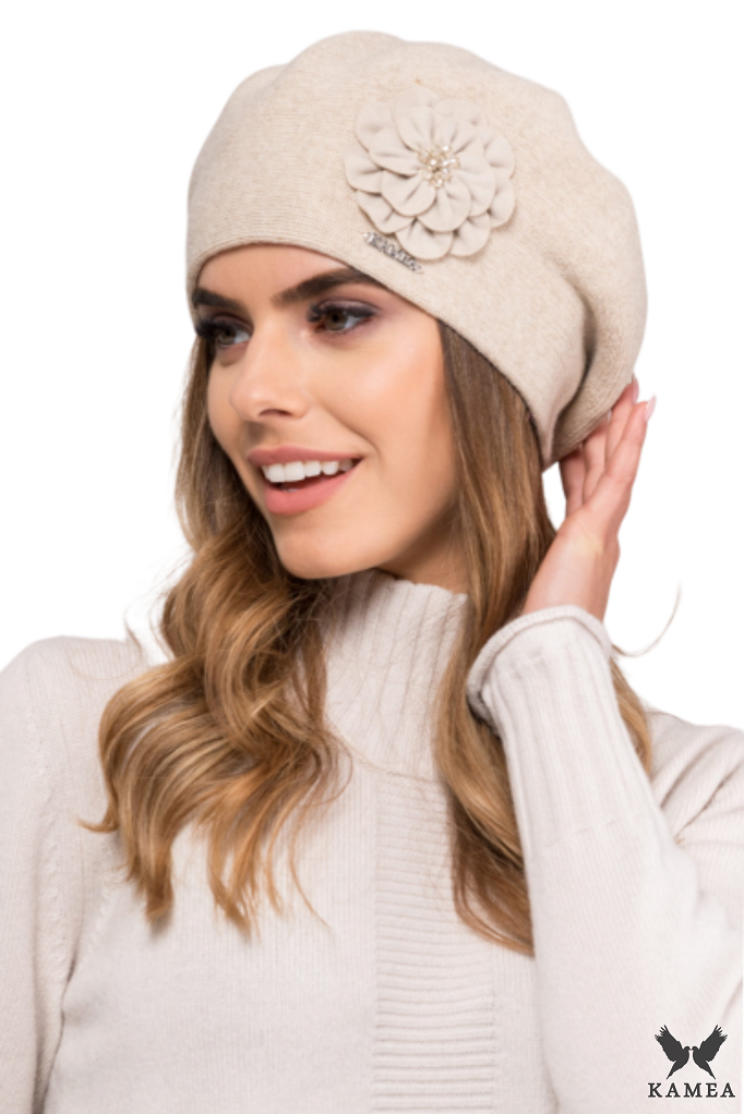 Beret Damski, Model: Kama, Kolor: beżowy, Skład materiału: 100% Akryl, Przeznaczenie: Jesień/Zima, Rozmiar: Uniwersalny (54-60)