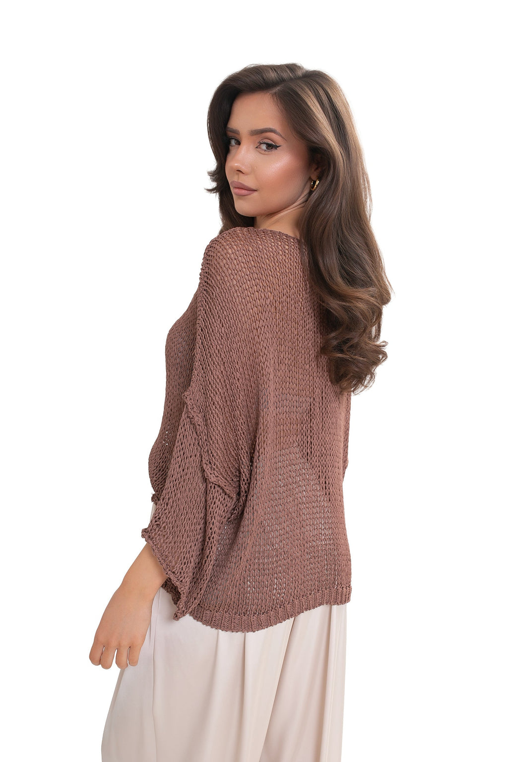 Oversize’owy sweter damski o ażurowym splocie z dłuższym tyłem i krótszym przodem w odcieniu cappuccino | Bastet | Spironik.pl