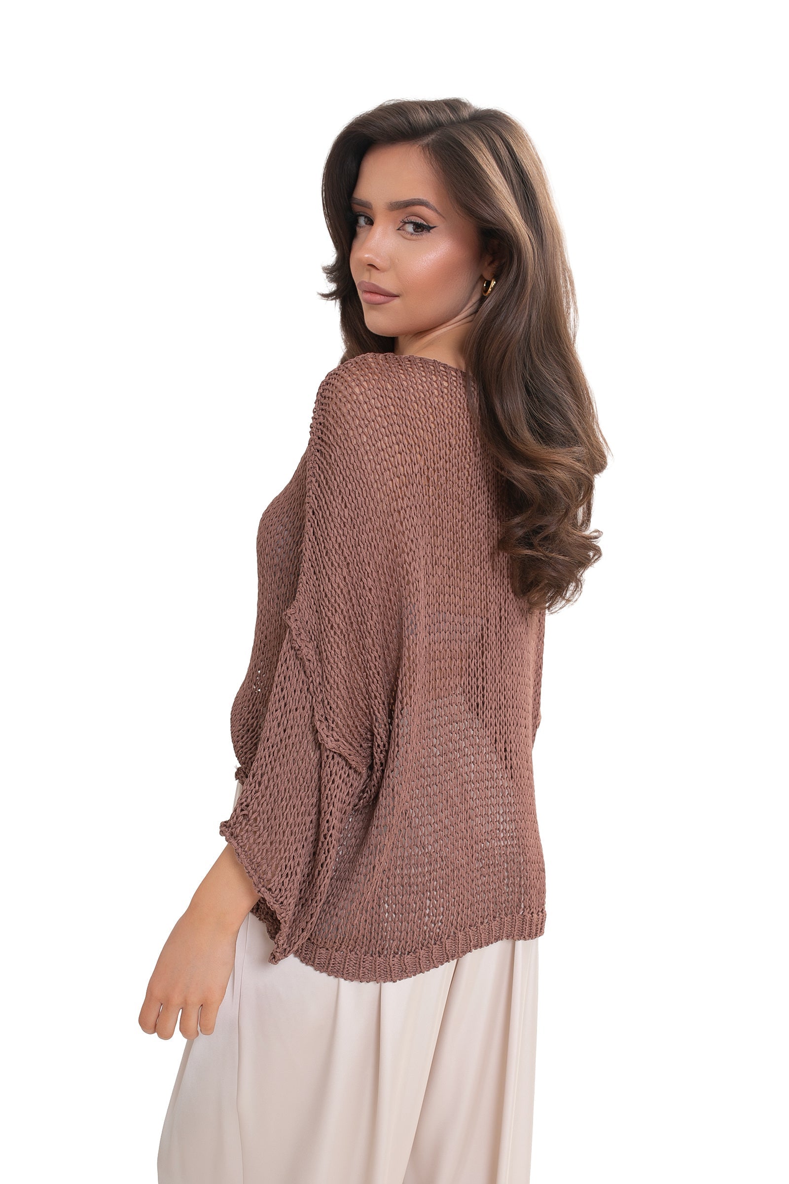 Oversize’owy sweter damski o ażurowym splocie z dłuższym tyłem i krótszym przodem w odcieniu cappuccino | Bastet | Spironik.pl