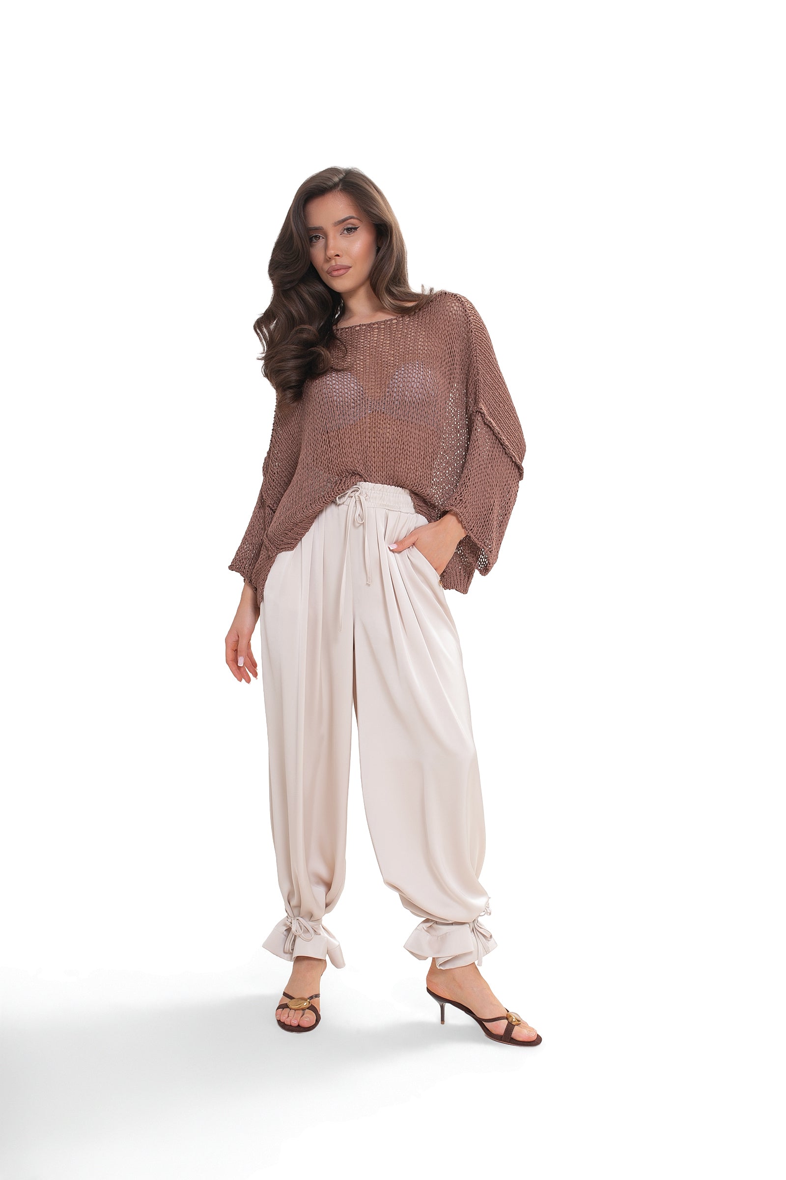 Miękki sweter damski oversize z dużymi oczkami i ściągaczem w kolorze cappuccino do codziennych stylizacji | Bastet | Spironik.pl