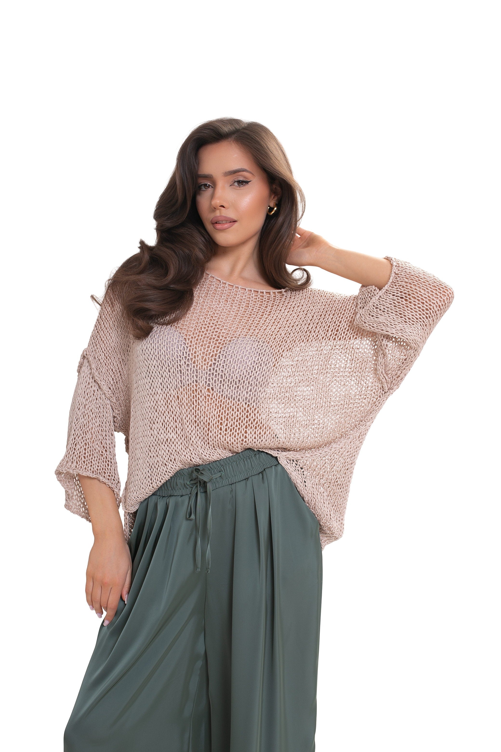 Oversize’owy sweter damski z dużymi oczkami i dłuższym tyłem w jasnym beżowym odcieniu | Bastet | Spironik.pl