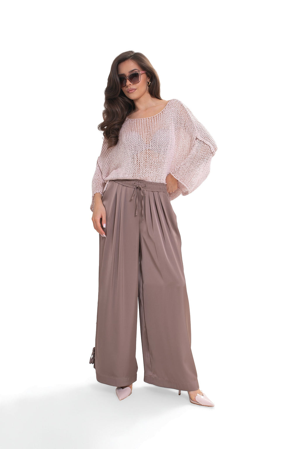 Oversize’owy różowy sweter damski z dużymi oczkami i ściągaczem przy mankietach | Bastet | Spironik.pl