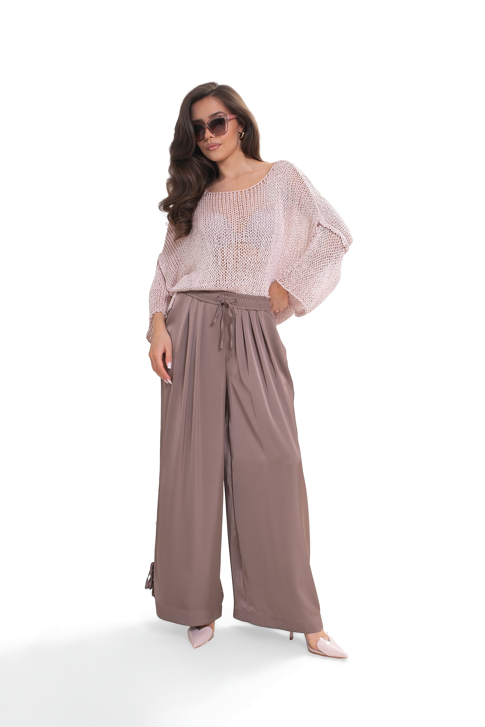 Oversize’owy różowy sweter damski z dużymi oczkami i ściągaczem przy mankietach | Bastet | Spironik.pl
