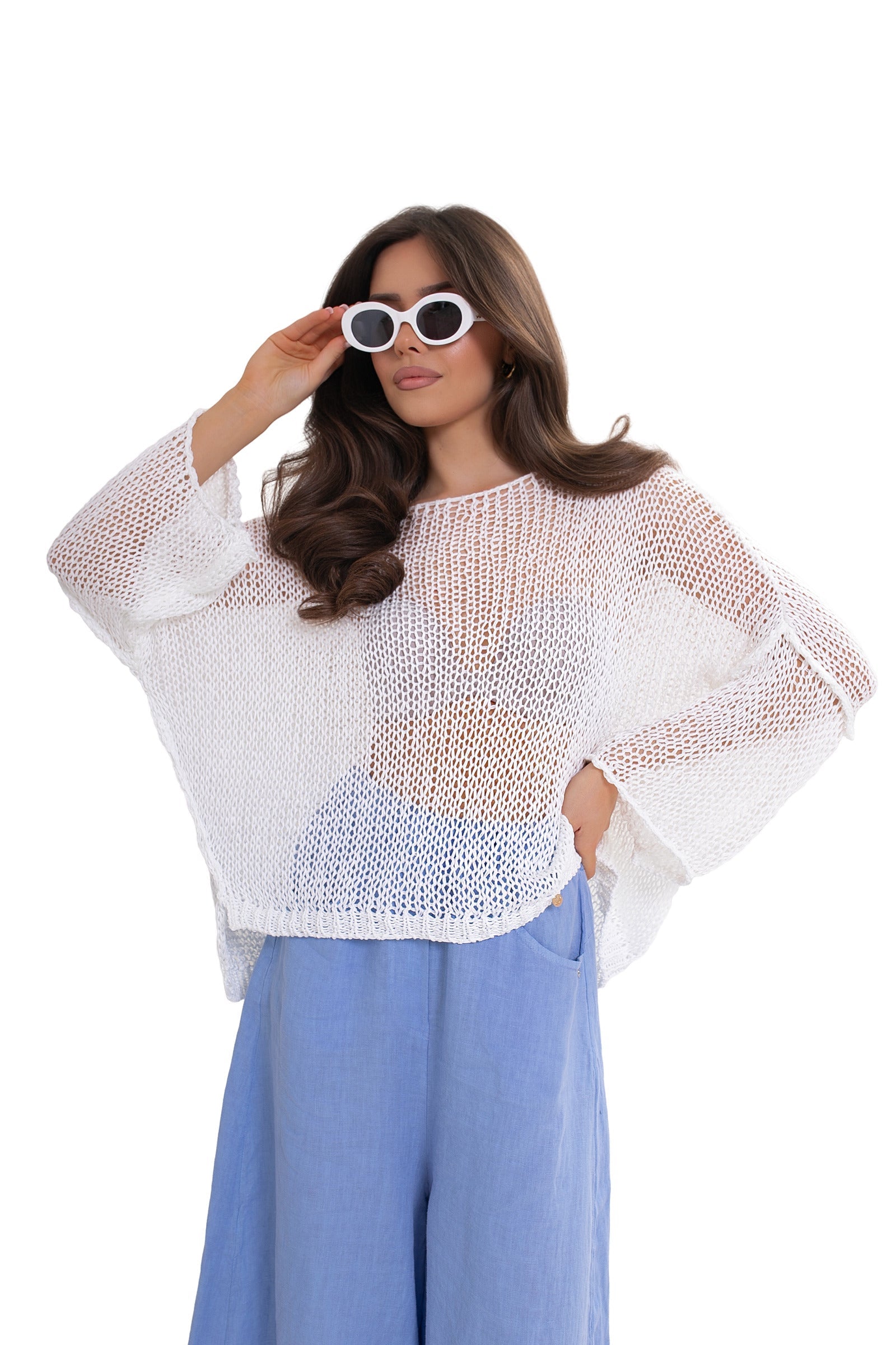 Luźny sweter damski oversize z ażurowym splotem w kolorze ecru | Bastet | Spironik.pl