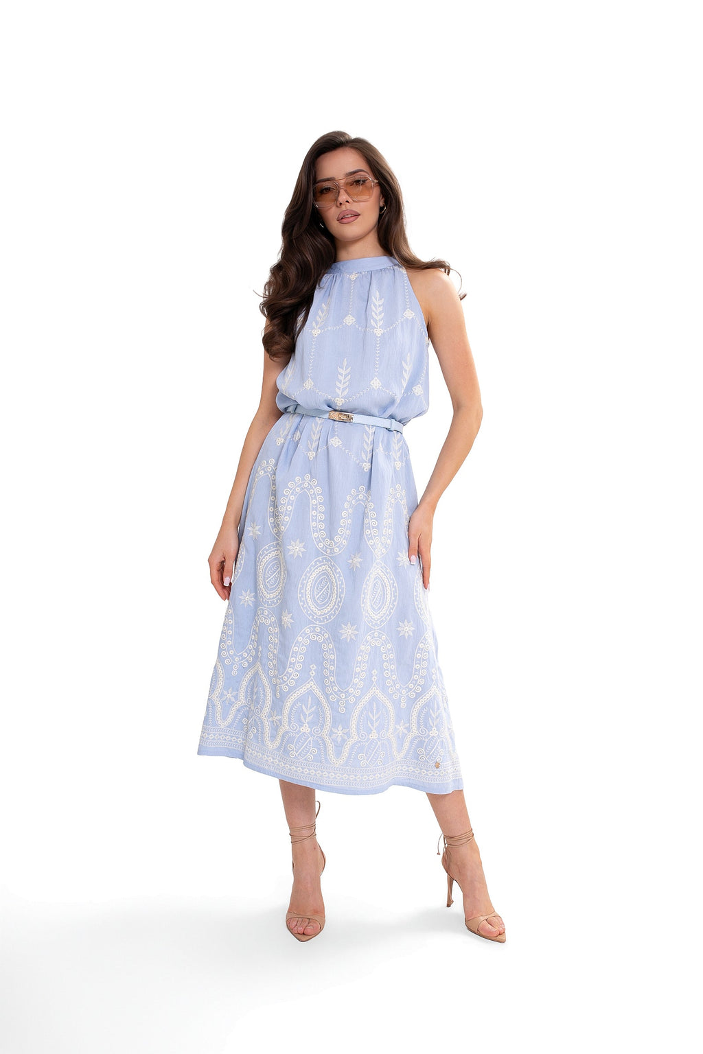 Elegancka sukienka bawełniana maxi z haftem, regulowanym dekoltem i wygodnym fasonem reglan | Bastet | Spironik.pl