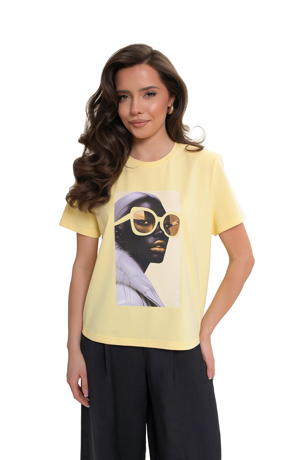 Bawełniany damski T-shirt Bastet Girl w kolorze żółtym z nadrukiem i wszytymi poduszkami na ramionach | Spironik.pl