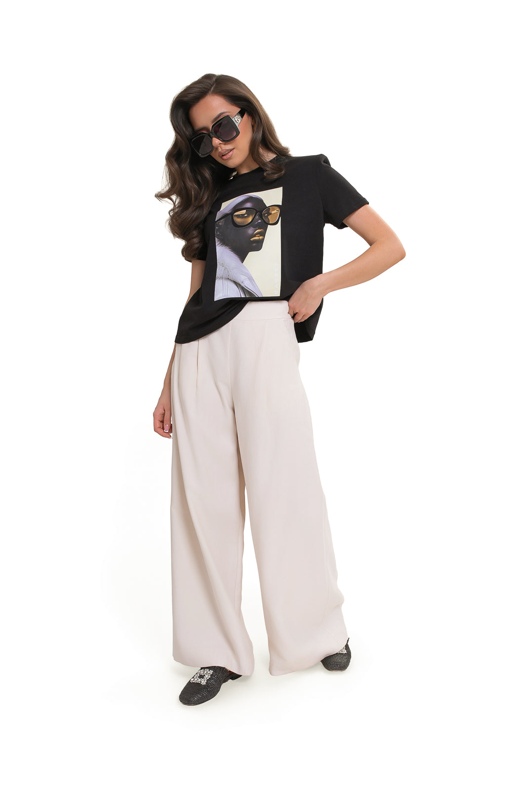 Damska bluzka Bastet Girl z bawełny i elastanu, czarna z artystycznym nadrukiem na przodzie | Spironik.pl