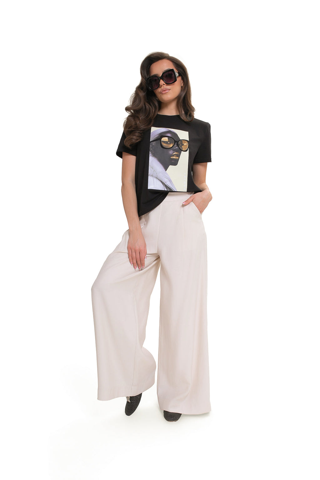 T-shirt damski Bastet Girl w kolorze czarnym z wszytymi poduszkami na ramionach i krótkim rękawem | Spironik.pl
